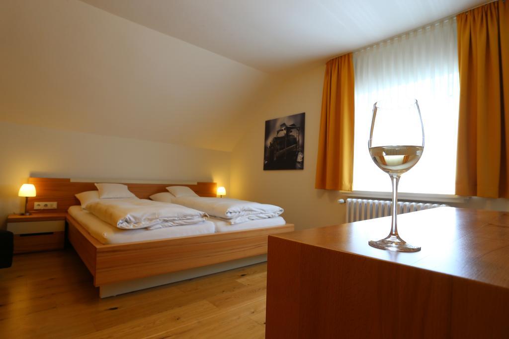 Ernst Clüsserath Weingut&Weinhotelchen Trittenheim Exterior foto